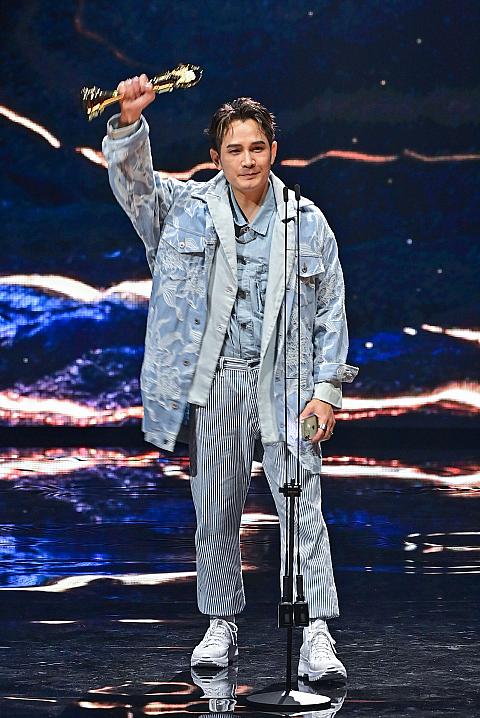 受賞スピーチで「客家語の曲はいいよ！」とアピールする「羅文裕」。確かに客家語って、フランス語のようなふわっとした響きがあります