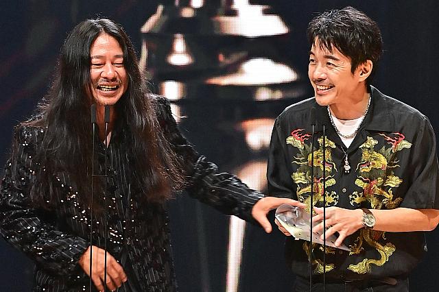 プレゼンターは、「乱彈」の元ボーカルで三金(金曲奨、金馬奨、金鐘奨)コンプリートの「乱彈阿翔」と、「四分衛」のボーカル「阿山」