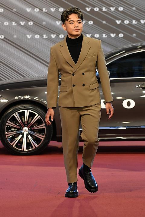 初アルバムで台湾語男性歌手賞の「楊肅浩(レノ・ヤン)」。なんと、今年バンド賞にノミネートされている『告五人』の「潘雲安」と高校生の同級生だそうです
