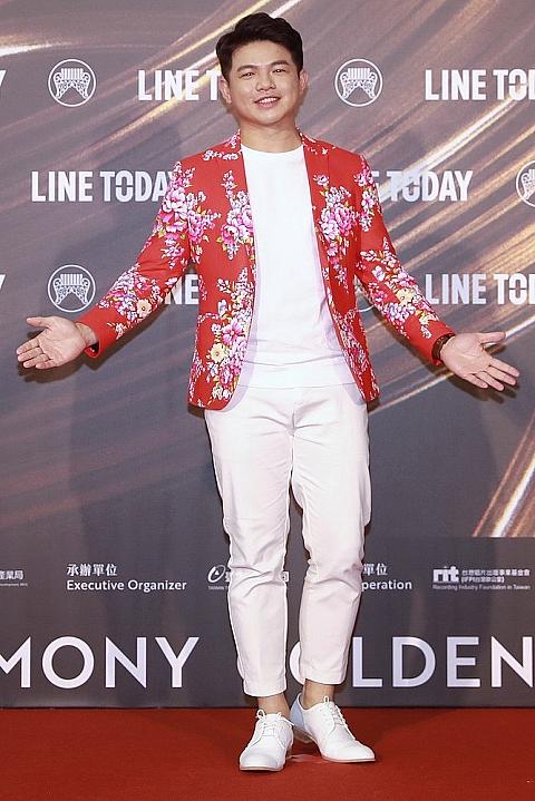 客家語歌手賞ノミネートの「曾仲瑋(ロビン・ツェン)」は、台湾花布をモチーフにした赤いジャケットが華やか