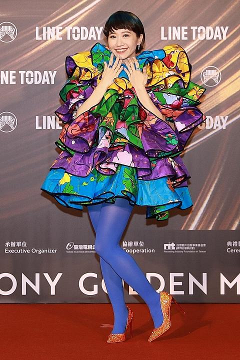 おなじみ金曲奨司会者の「Lulu黃路梓茵」は、カラフルなフリルが何重にも重ねられたユニークな衣装で登場。例年、授与式中もさまざまな衣装で楽しませてくれます