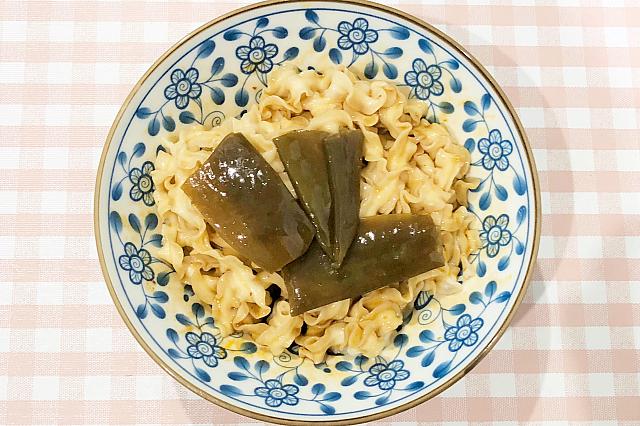 剝皮辣椒が付いているインスタント麺！