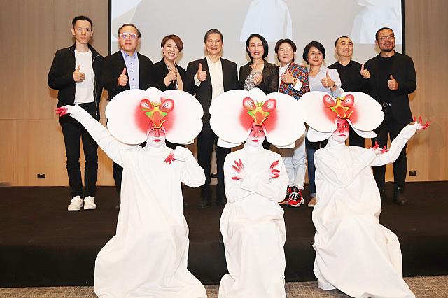 記者会見での集合写真。前列の複製アポーランちゃんたちが、とってもキュートでした！