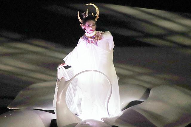 白い蘭の花仙2役の莊金梅さんは白い蘭の乗り物に乗っていますよ～！