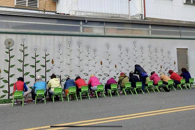 「開在池上的花(池上に咲く花)」の作成時は一列になって作っていましたよ～！<br>画像提供：台灣好基金會