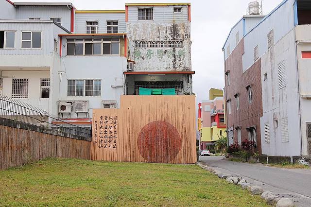 こんな風に路地裏にひっそりと展示されているんです