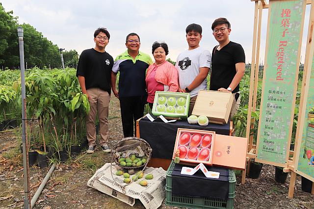 そんな中ナビは「蜜雪マンゴー」とその苗を販売し、「蜜雪マンゴー」の普及と知名度向上のために奮闘する「潘連進」さんの農園にお邪魔する機会を得ました。