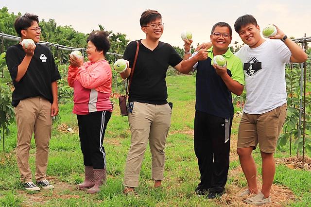 「潘連進」さんと「潘彥升」さんが始めた「挽菓子Regetseed」というブランドですが、現在では、弟さんたちも加わり、親子三代協力しあっています。仲の良さがにじみ出ていて、ナビの心はほっこり！