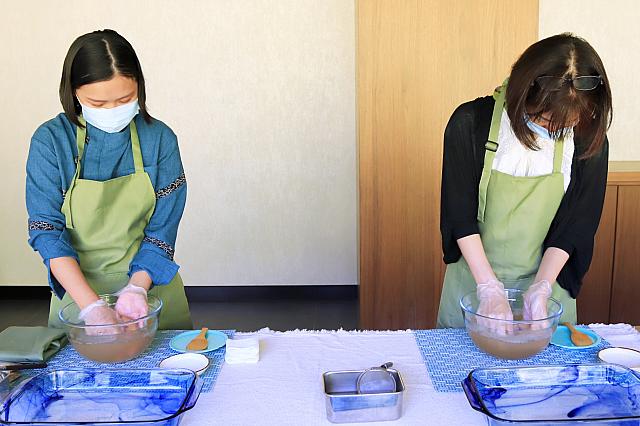 洗濯の要領でこすると、じょじょに液体に変化が！
