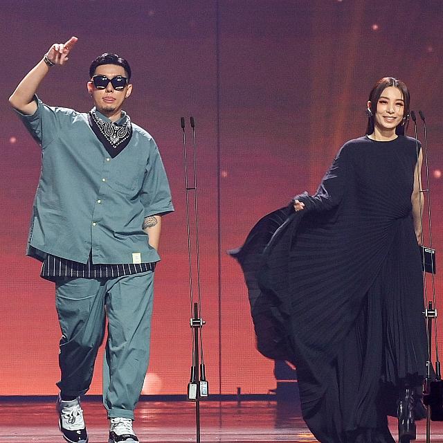 華語アルバム賞と年度アルバム賞のプレゼンターは「田馥甄」と「蛋堡」。二人の衣装のテイストが、音楽と同様にかけ離れているのが個人的にツボ