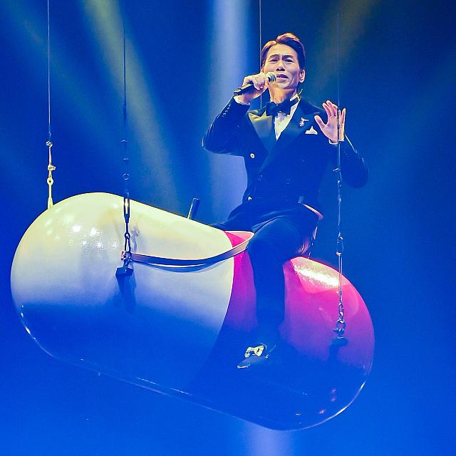 「斯斯」という風邪薬のコマーシャルで「感冒用斯斯(ガンマオヨンスッスー)」と歌っている「羅時豐」が、カプセルに乗って、『Can You Feel The Love Tonight』を熱唱！