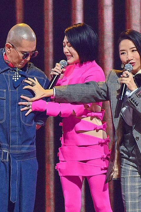 しかも「小S」の実姉「大S」の夫「ク・ジュンヨプ」(韓国のアイドルデュオCLONのメンバー)までサプライズ登場！