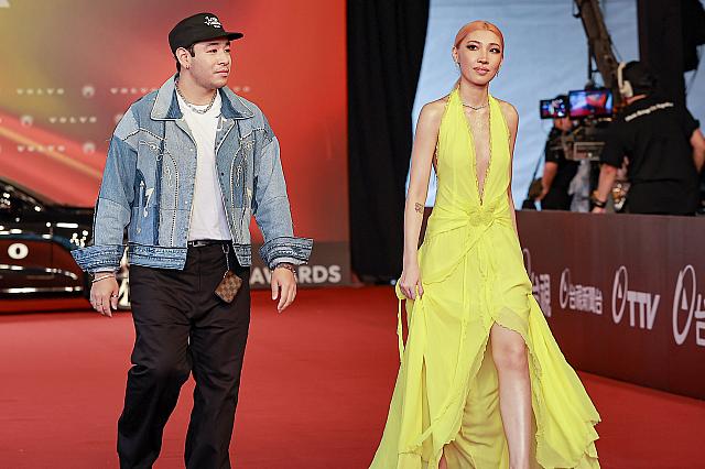 華語女性歌手賞ノミネートの「Karencici」は、ハイカラーのヘアとレモン色の衣装がマッチ