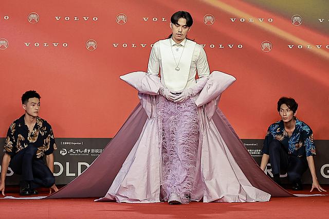 毎年キテレツな衣装で楽しませてくれる「HUSH」。今年は両腕の大きなリボンからロングトレーンが伸びたこれまた艶やかな装いです