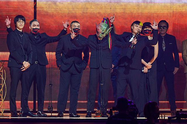 他メンバーが謙虚なスピーチをする中、ギターの「阿霖」は「当然の結果です。とても努力したのだから」という俺様コメントで場を盛り上げました