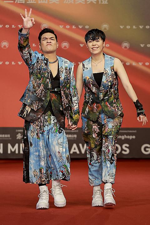 ペアコーデで登場したのは、台湾語アルバム賞、台湾語女性歌手賞ノミネートの「江惠儀」とプロデューサーで恋人の「林唐鈺」