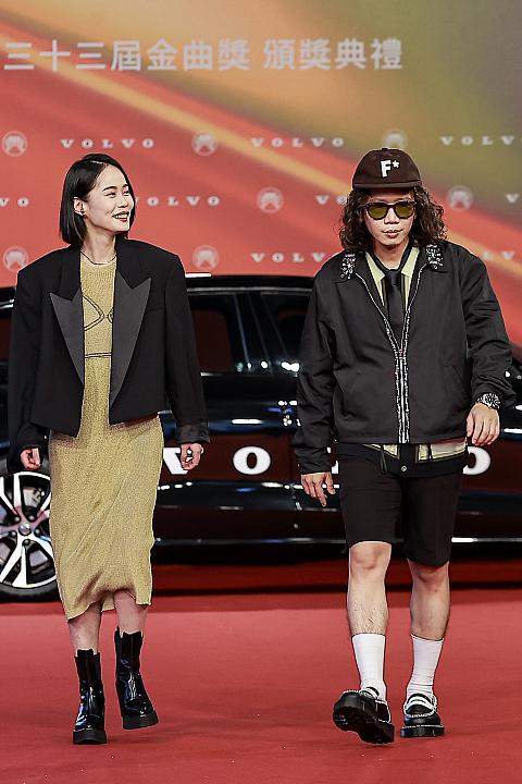 台湾語男性歌手賞ノミネートの「張伍」は、アルバムのプロデュースを手がけた「李思嘉」と一緒に登場 