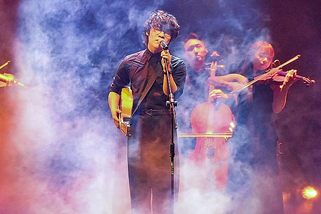 「盧廣仲」は、亡くなったミュージシャンを偲び、特別貢献賞のナビゲーターを務める「金智娟」の「為何夢見他」をカバー