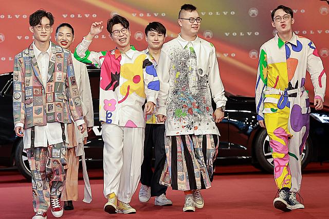 カラフルな軍団は「Robot Swing」。編曲賞にノミネート