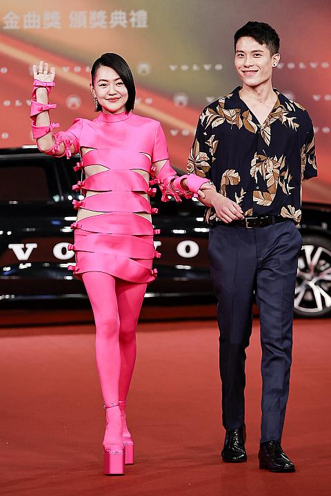 小Sこと「徐熙娣(シュー・シーディー)」は、ヴァレンティノのピンクPPコレクションからワンピースをチョイス。ピンクメイクも個性的！