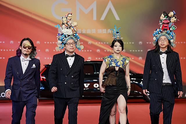 台湾民俗文化を取り入れた衣装がトレードマーク、ボーカルグループ賞ノミネートの「三牲獻藝」。頭上の人形は台湾の伝統信仰の神様です