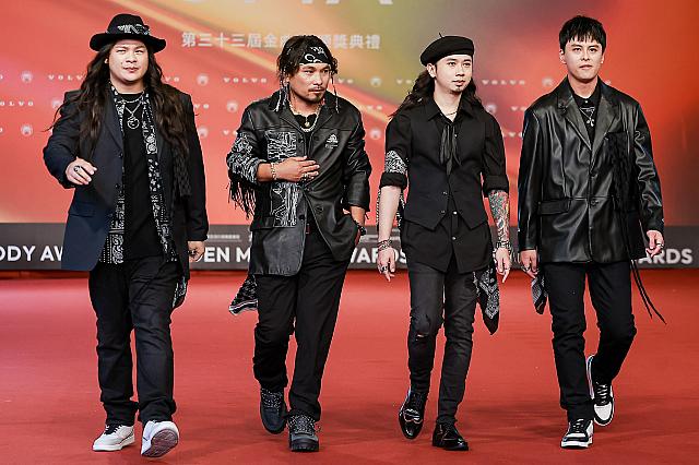 原住民語アルバム賞ノミネートの「野東西(Wild Thing)」は、第33回金曲奨を記念して全員が彫ったというタトゥー「33」を見せてくれました