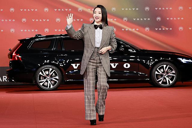 台湾が誇る人気司会者の「陶晶瑩」はプレゼンターとしての参加。メンズライクなスーツが素敵です