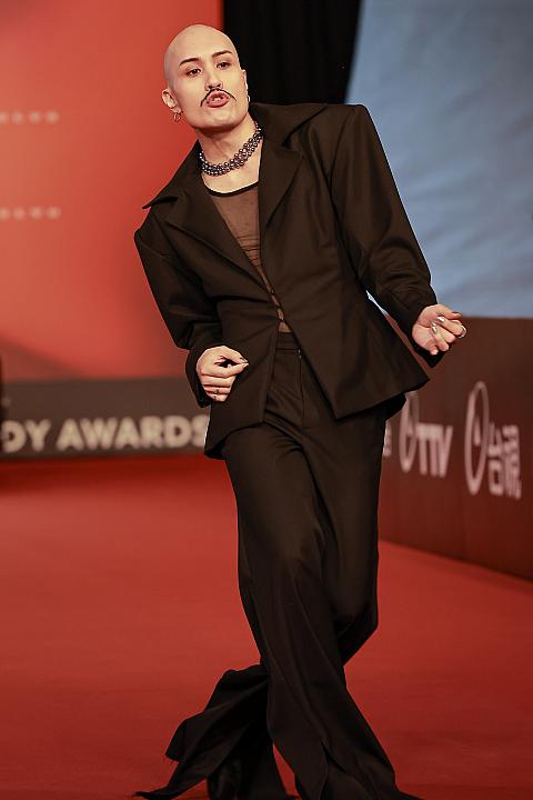 彗星の如く台湾音楽界に現れてわずか数年の「YELLOW黃宣」。その音楽性は高く評価されており、今年も華語男性歌手賞など3項目にノミネート。立板に水のような抜群のトーク力で司会者の才能も発揮しました