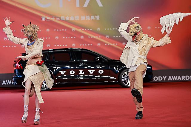 ボーカルグループ賞ノミネートの「恐龍的皮(The Dinosaur\'s Skin)」。トレードマークの恐竜の被り物とユニークな動きで会場を沸かせます