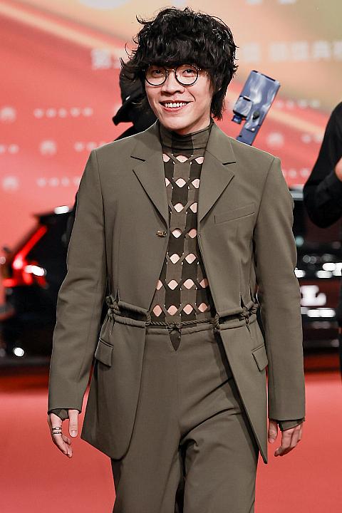 華語男性歌手賞はじめ4項目ノミネートの「盧廣仲(クラウド・ルー)」は、ディオン・リーのグリーンのスーツにニットをコーデ(ちなみに蕭煌奇と衣装が被りました～！)。袖口からのぞく腕時計もおしゃれ！