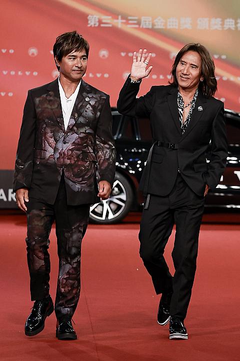 衣装のコンセプトについて「よくわからない」と答えるバンド賞ノミネートの「動力火車」。曲がかっこいいから没関係〜