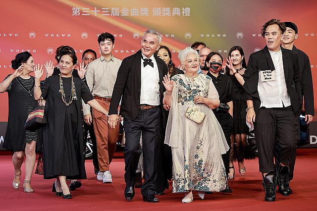 原住民語歌手賞ノミネートの「簡燕春」(中央)は、なんと自身の集落全員を伴ってきたとか。「黃宣」は流暢なアミ語でコミュニケーション