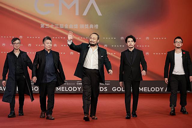 昨年に引き続き客家語歌手賞ノミネートの「謝宇威(シエ・ユーウェイ)」はデビュー30年。10年以上共にしてきたバックバンドと一緒に