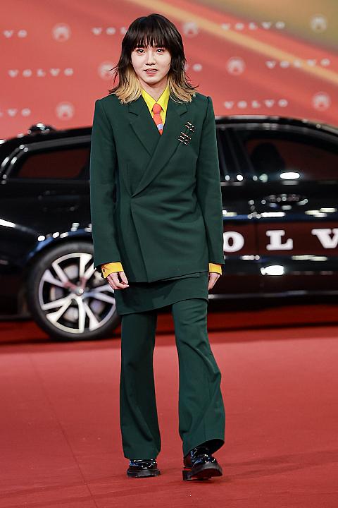 大人っぽいシックなスーツで登場した「持修(チー・シウ)」は、捲し立てる司会者二人に圧倒されたのか発した言葉は「加油(頑張れ)」のみ？