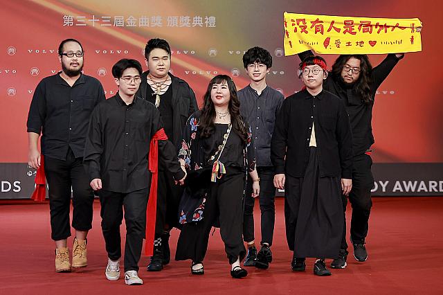 地方の伝説や伝統文化、妖怪や神様を取り入れた歌詞が多い「裝咖人(Tsng kha lâng)」は、全員黒の衣装で登場