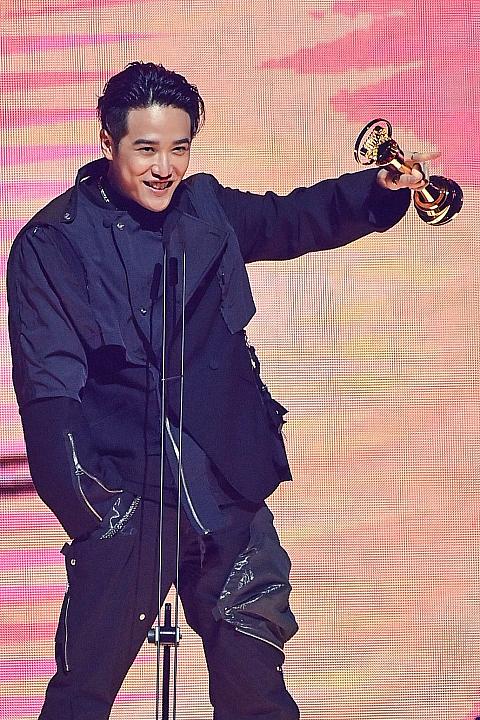 熊仔こと「熊信寬」は、登壇するやトロフィー撮影するなどフリースタイル全開