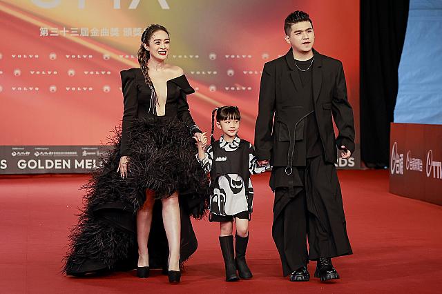 原住民語歌手賞ノミネートの「舞思愛」は、可愛らしい娘さんと仲睦まじくアカペラ披露。傍らにはマネジャーも務める夫の姿