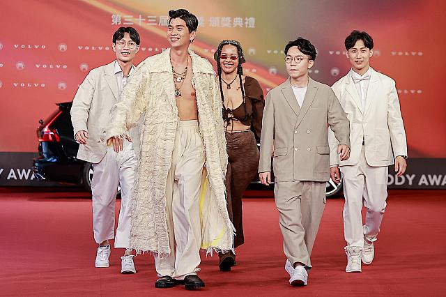 白いフリンジがついたゴージャスジャケットを着こなすのは「雷擎(レイチンL8ching)」。マッチョぶりが一目瞭然