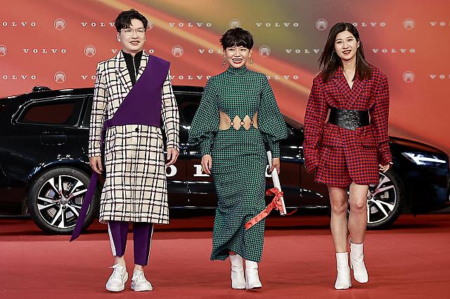 昨年、最優秀客家語アルバム賞を受賞したバンド「春麵樂隊(ChuNoodle)」は、今年も柄の大小リンクコーデが本当におしゃれ