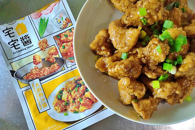 ナビ、さっそく「鹽酥雞」を買ってきて「大廚橙汁醬」を絡めました！ネギをトッピングすればイイ感じ。お店のみたい～！と自画自賛(タレはフライパンで温めています)