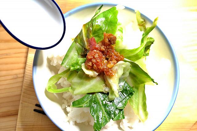 昨日のあまりもん(ご飯とキャベツ炒め)に「哇辣醬」をのっけたある日のナビのランチ。名付けて哇辣丼