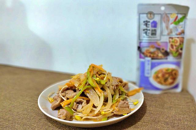 「宅宅醬」でググるとSNSや動画サイトにズラズラ出てくる、みんなの味自慢！こちらはナビのオリジナル「川味魚香醬」の肉野菜炒め