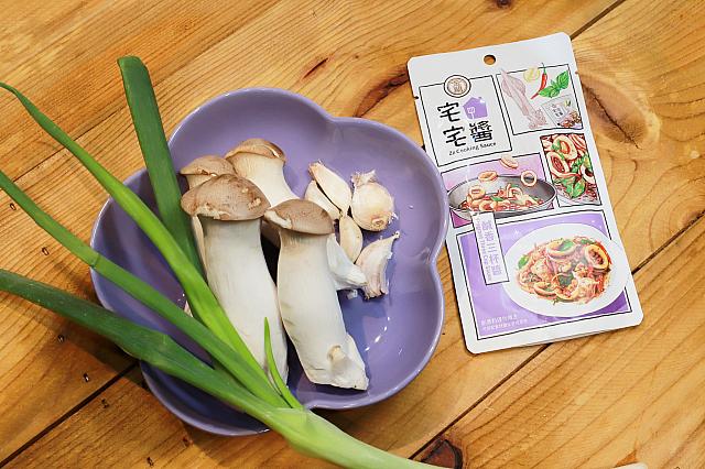 メインさえ用意すればOK。今回はニンニクやネギも用意しましたが、「宅宅醬」自体にニンニク等の風味があるので、それらはオプション扱いでいいんです