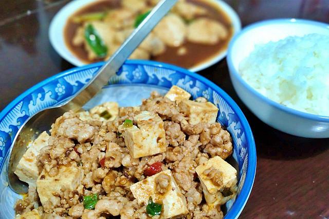 ある日のナビの食卓。辛さを調整した「私房麻婆醬」でマーボー豆腐と「鹹香三杯醬」で三杯雞。白ご飯がススム、ススム！
