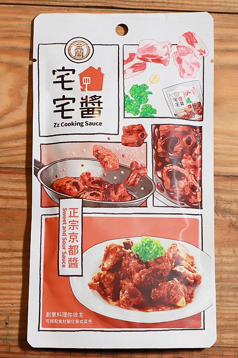 <b>正宗京都醬</b><br>
甘じょっぱい味わいのタレは肉料理全般におすすめ。チキン・ポークがこれ1つで白飯にぴったりなおかずに変身！