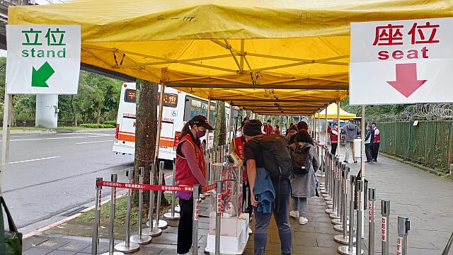 乗車の列は「立位(立ち席)」「座位（いす席）」に分かれています(料金同じ)