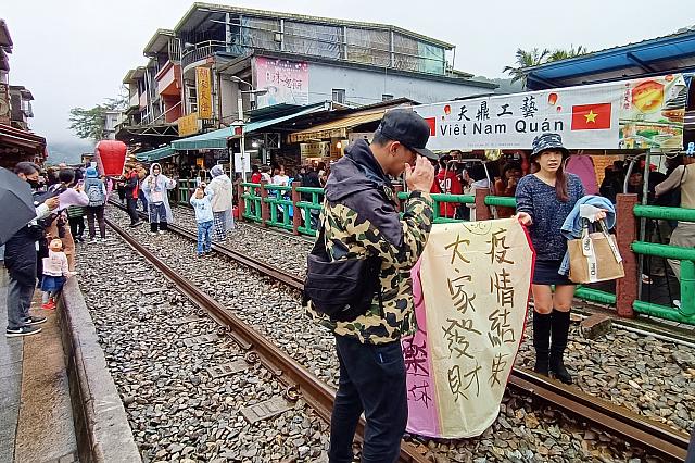 十分老街では夜を待たずにランタンを上げている人の姿も
