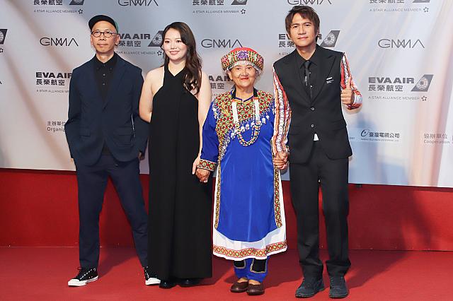 王宏恩(ビユン・ワン)は、布農族の民族衣装に身を包んだお母さんと手をつないで登場。