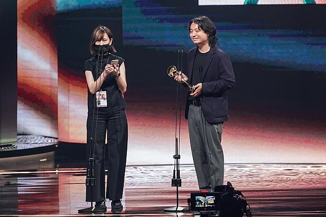 受賞スピーチをするPennacky監督