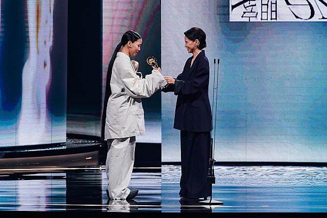 プレゼンター李心潔と『最優秀新人賞』受賞の洪佩瑜